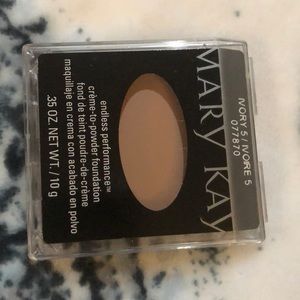 Creme-to-powder foundation IVORY 5